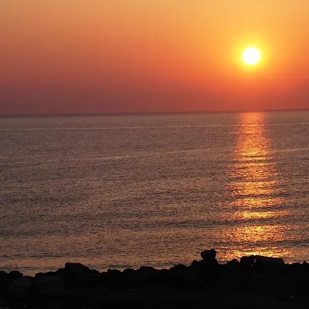 Rodothea And Adams On The Beach, Santorini Apartment *