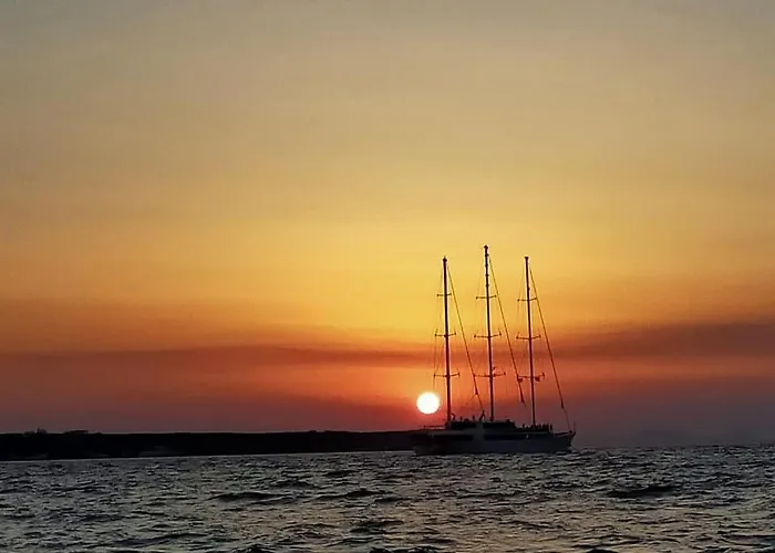 Rodothea And Adams On The Beach, Santorini מונוליתוס
